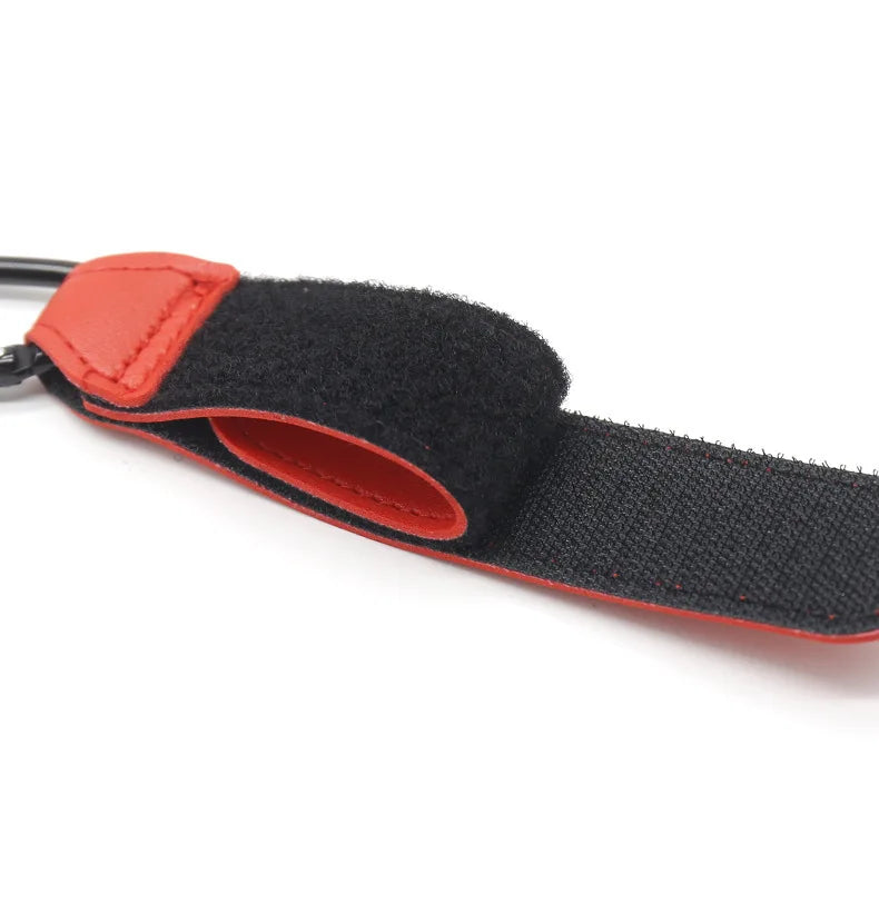 Fermeture velcro reglable permettant d'adapter l'attache a tous les diametres de barre de poussette.