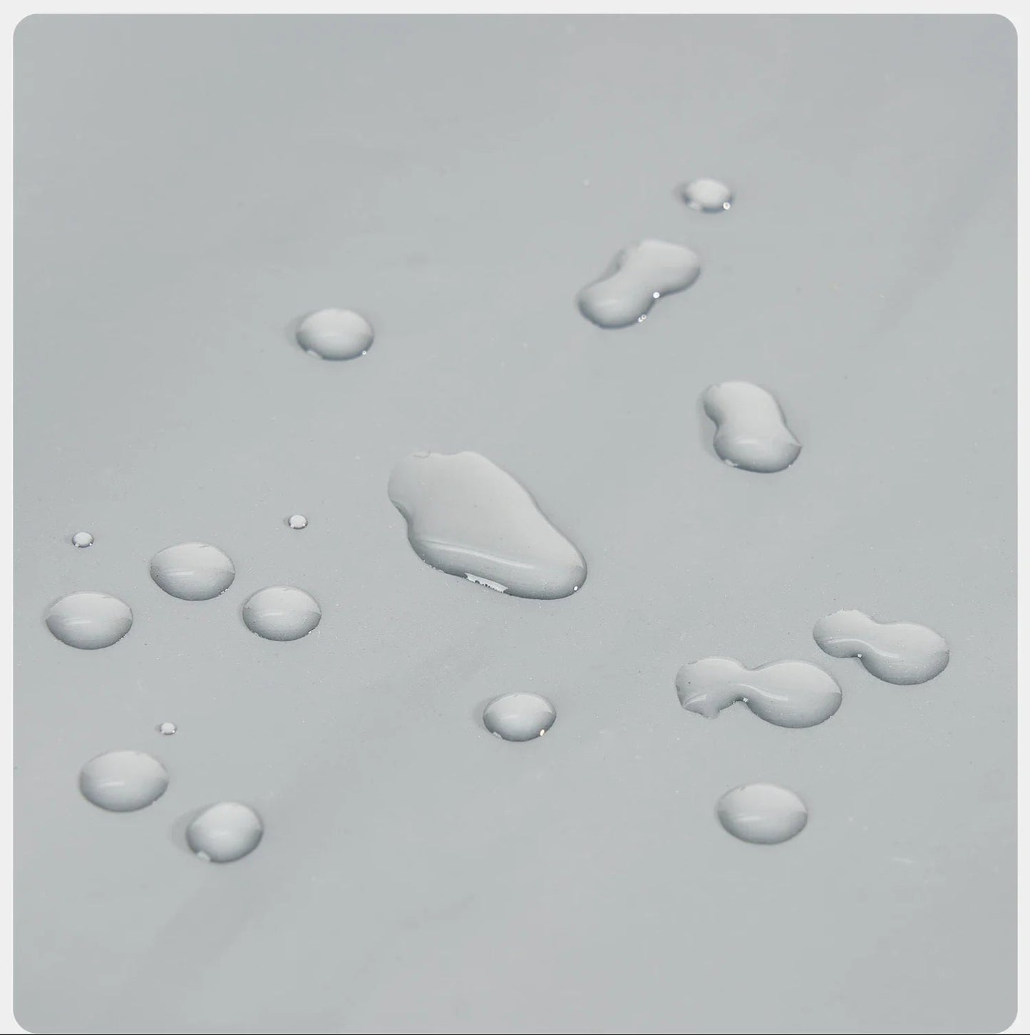 La doublure en PEVA repousse l'eau et les liquides, permettant un nettoyage d'un simple coup d'eponge.