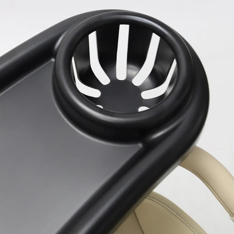 Detail du compartiment gobelet ventile concu pour maintenir une boisson stable tout en restant facile a nettoyer.