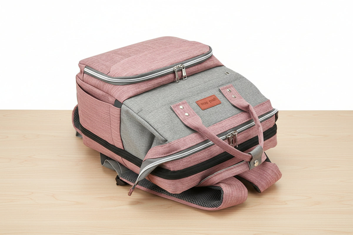 Vue de dessus du sac a langer devoilant l'organisation de ses multiples compartiments et fermetures.