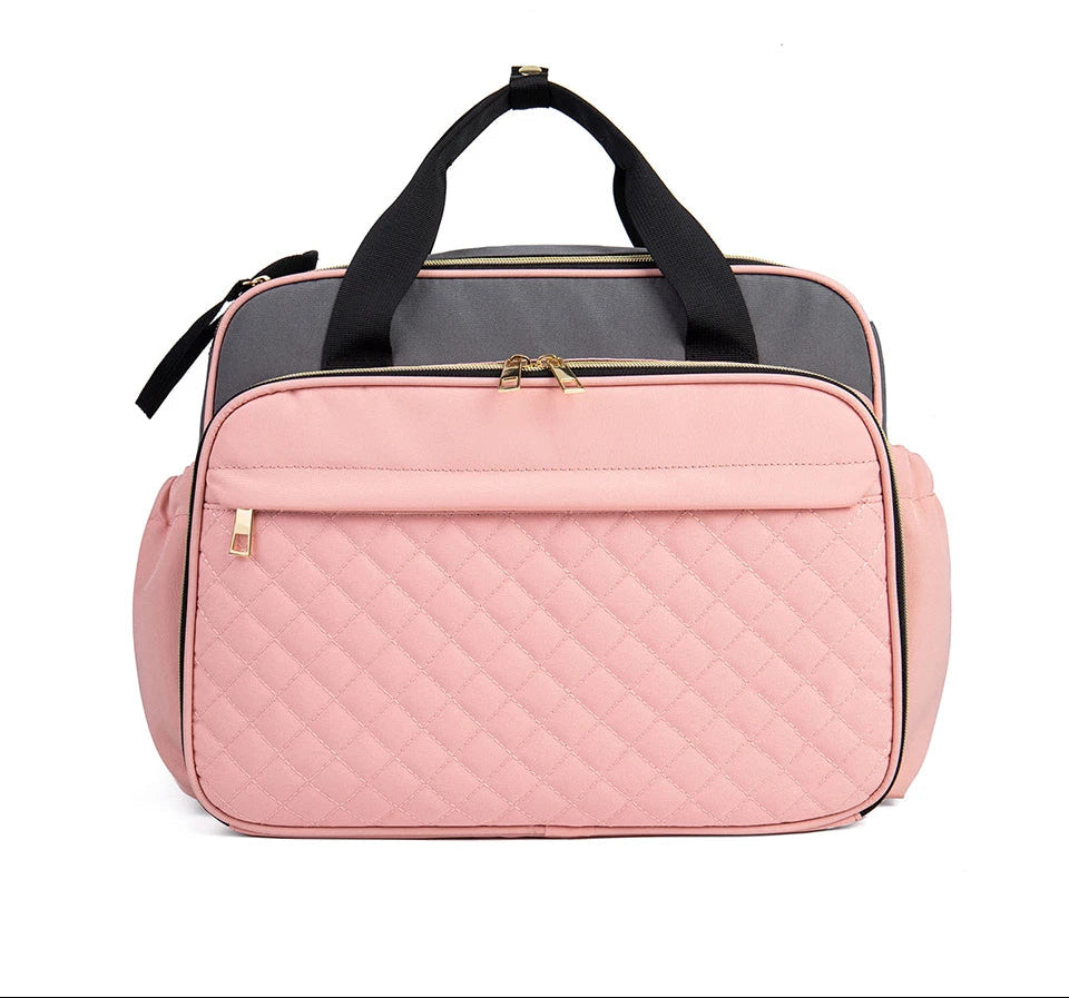 Le sac a langer rose livre avec sa bandouliere amovible et reglable pour un portage epaule ou en travers du corps selon vos besoins.