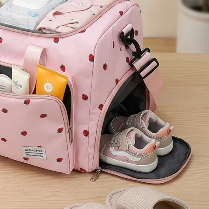 Poche laterale independante du sac a langer permettant de ranger les chaussures a part pour ne pas salir les affaires propres de bebe.
