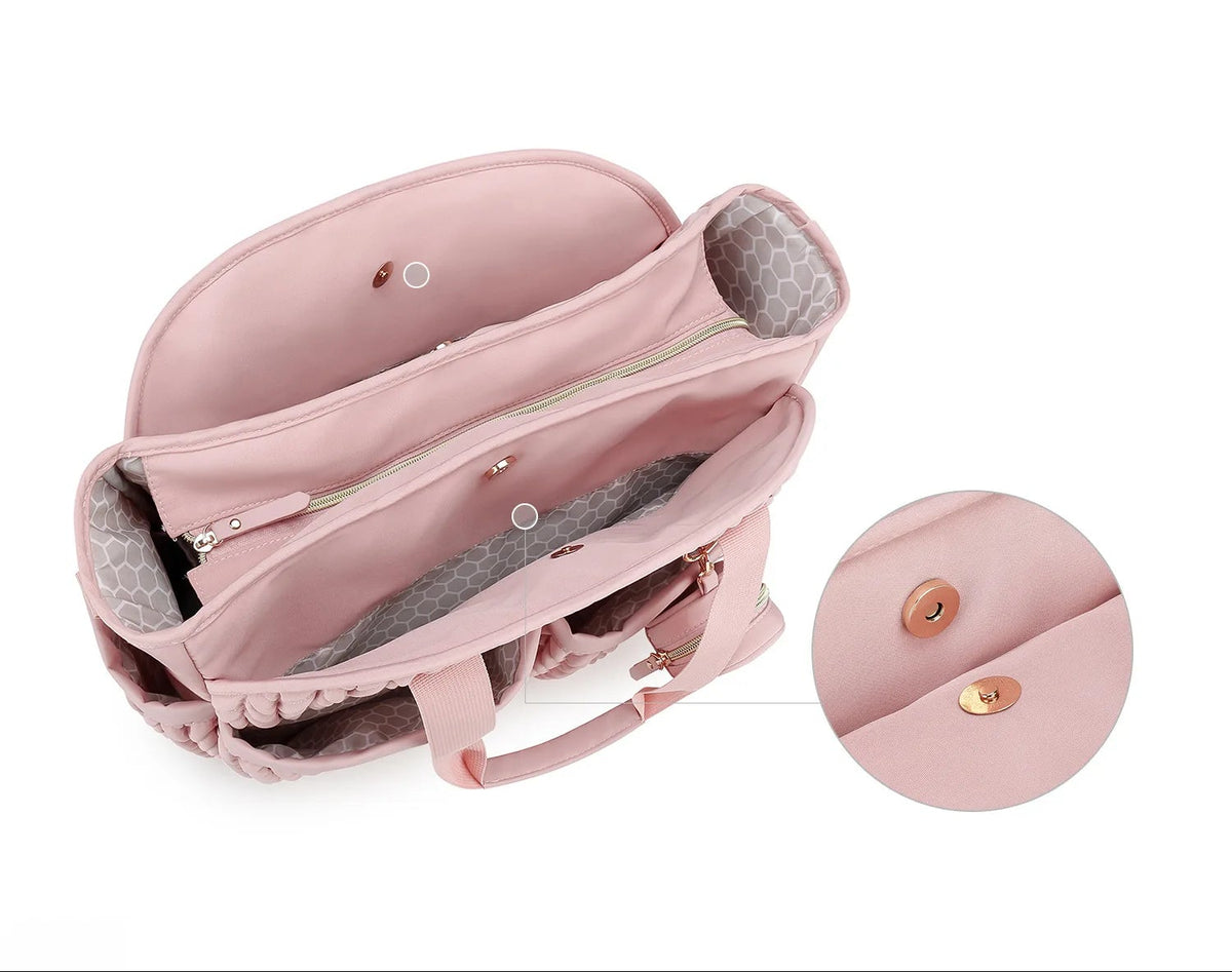 Interieur du sac a langer avec compartiments separes et deux poches a fermeture magnetique pour ranger les affaires de bebe