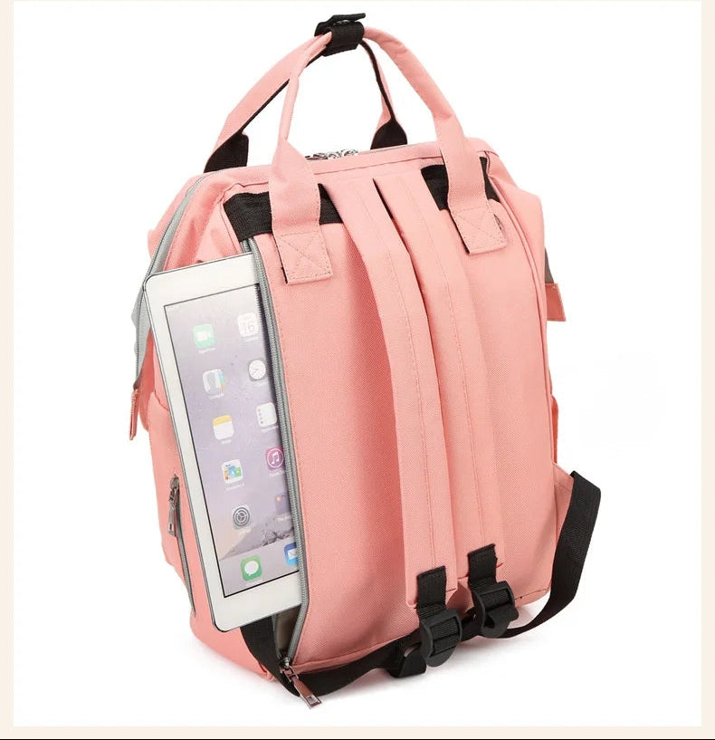 Poche zippee cachee dans le dos du sac a langer securisant tablette et objets de valeur contre le vol