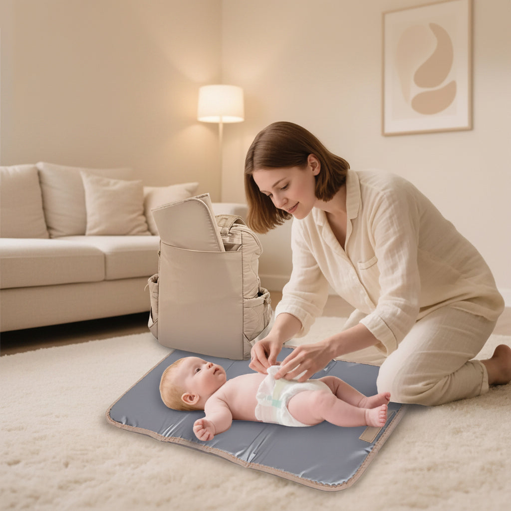 Le tapis a langer deplie permet de changer bebe partout en toute hygiene grace a sa surface impermeable et facile a nettoyer.