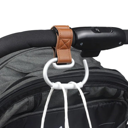 Gros plan sur l'anneau aluminium supportant un sac lourd, preuve de la solidite de l'attache au quotidien.