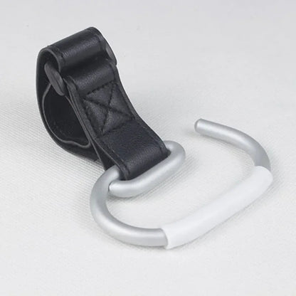 Crochet de poussette noir sobre avec anneau aluminium robuste, ideal pour porter vos courses en toute discretion.