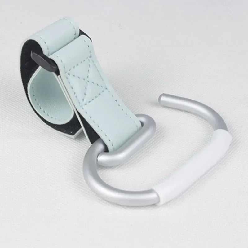 Attache poussette en cuir vert d'eau avec crochet aluminium, un accessoire elegant pour suspendre vos sacs pendant la balade.