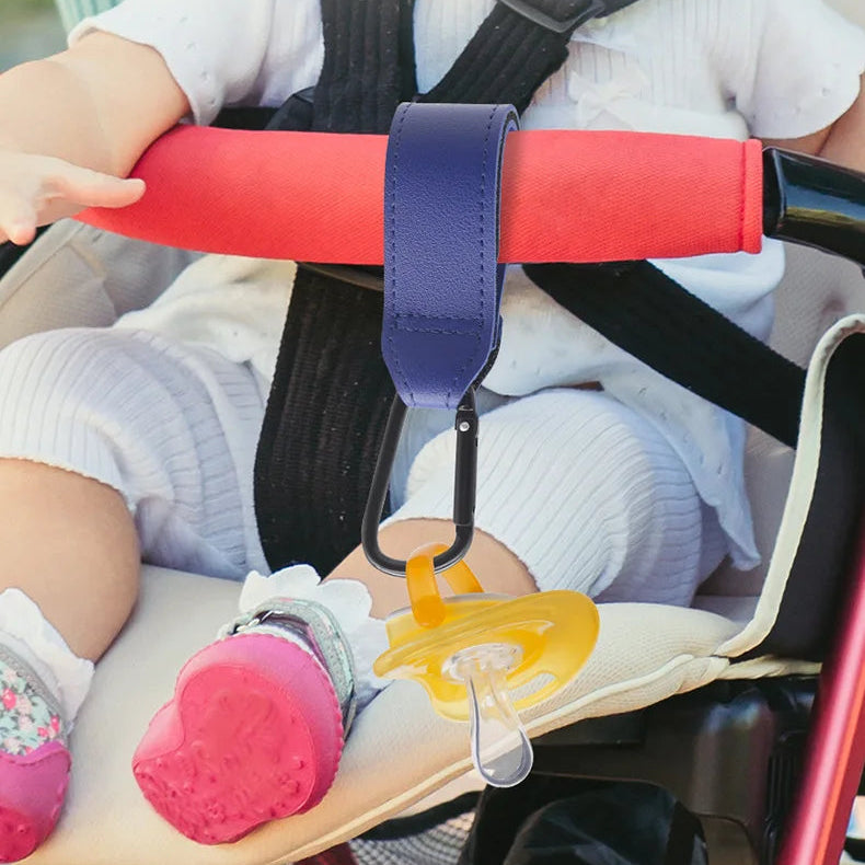 Attache fixee sur la barre de la poussette pres de bebe pour garder sac et affaires a portee de main pendant la balade.