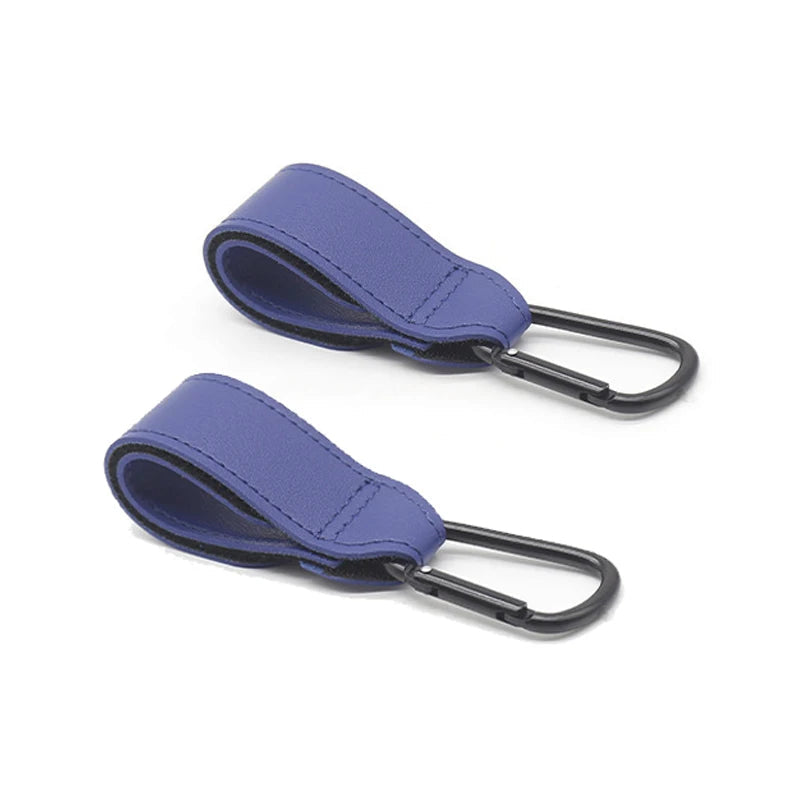 Paire d'attaches bleu vif pour suspendre facilement les affaires de bebe des deux cotes de la poussette.