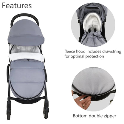 Detail des fonctionnalites du chancelier bebe avec capuche polaire a cordon de serrage et double fermeture zip en bas pour un enfilage facile.
