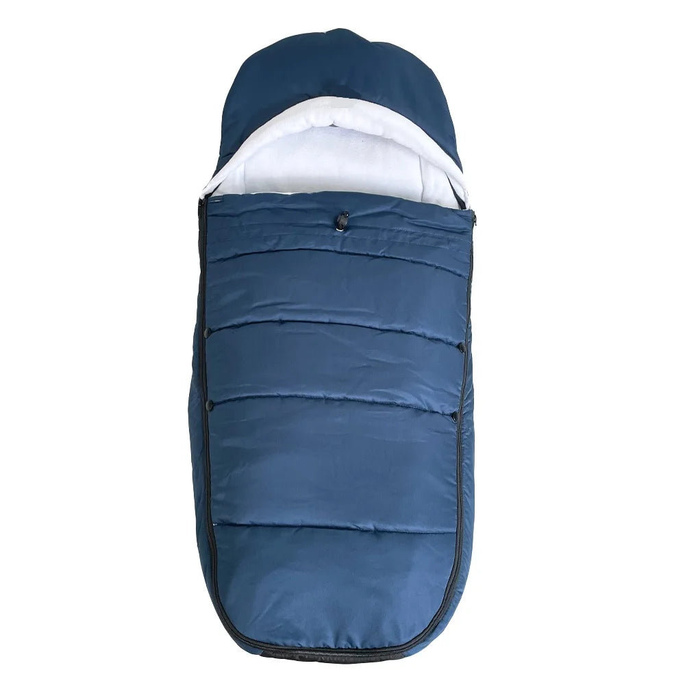 Chancelière bébé pour poussette coloris bleu marine avec doublure polaire pour garder bébé au chaud en hiver.