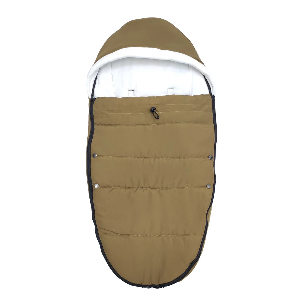 Chancelière bébé kaki matelassée avec fermeture éclair complète pour installer et sortir bébé sans effort.