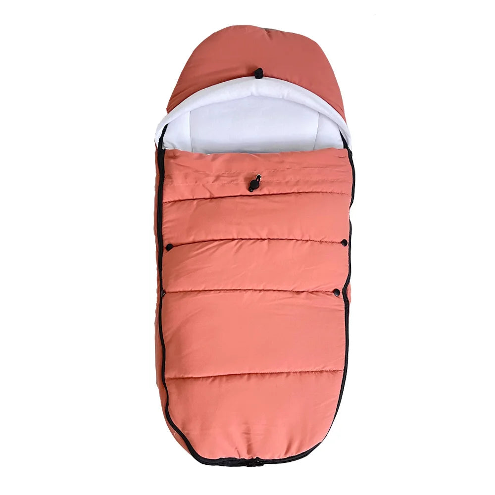 Chancelière poussette teinte terracotta ouverte laissant voir sa doublure moelleuse blanche idéale pour les balades hivernales.