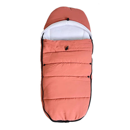 Chancelière poussette teinte terracotta ouverte laissant voir sa doublure moelleuse blanche idéale pour les balades hivernales.