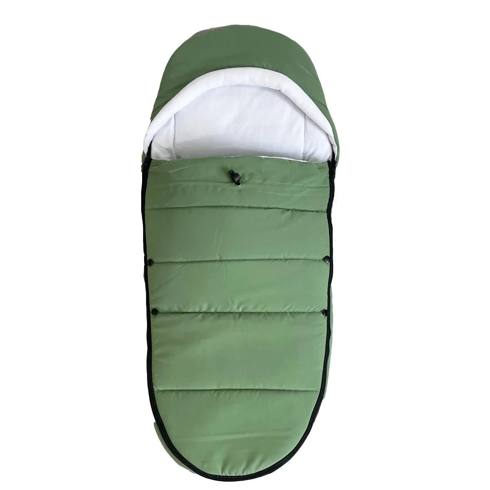 Chancelière pour poussette coloris vert sauge tendance offrant chaleur et confort à bébé lors des sorties.