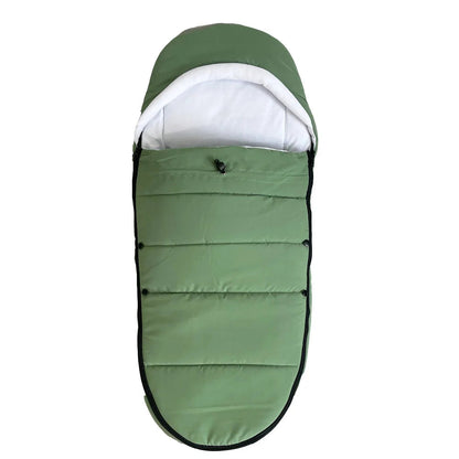Chancelière pour poussette coloris vert sauge tendance offrant chaleur et confort à bébé lors des sorties.