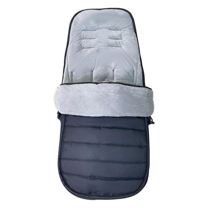 Vue detaillee de la chanceliere ouverte montrant l'assise entierement matelassee et le rabat superieur bordant le cou de bebe pour un cocon thermique complet.