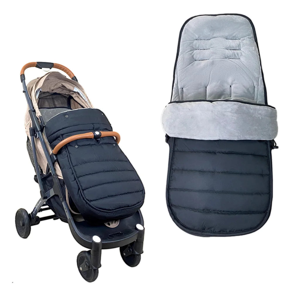 Chanceliere hiver pour poussette presentee de face avec sa doublure polaire grise moelleuse pour garder bebe au chaud pendant les sorties froides.