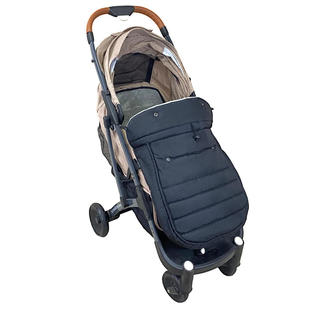 Chanceliere hiver installee sur une poussette canne, epousant l'assise pour proteger bebe du froid lors des balades urbaines.
