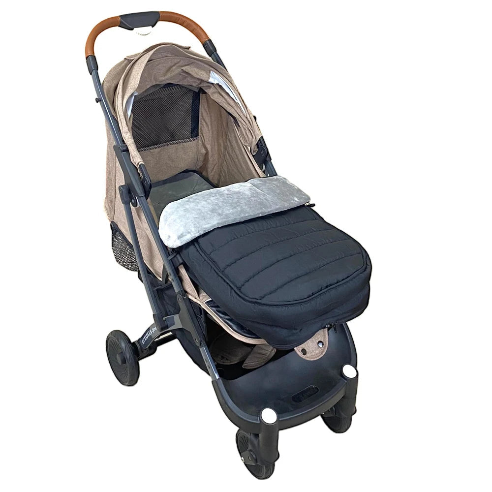 Chanceliere sur poussette avec le rabat superieur ouvert, facilitant l'installation et la sortie de bebe sans le refroidir.