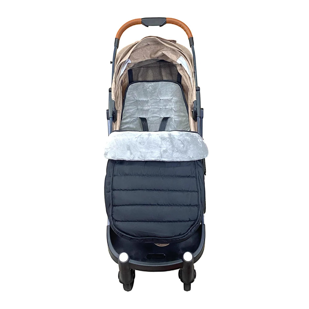 Chanceliere vue de face une fois montee sur la poussette, avec col en peluche qui protege le buste de bebe du vent.
