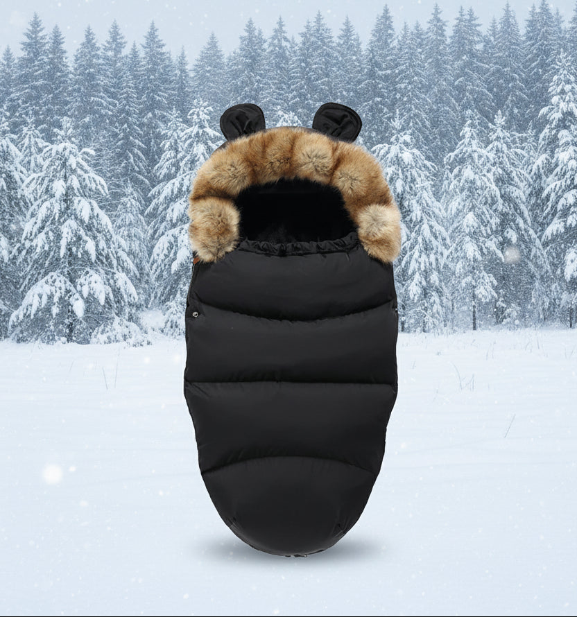 Chanceliere pour bebe en poussette coloris noir uni avec capuche a oreilles et bordure de fourrure, elegante et discrete.