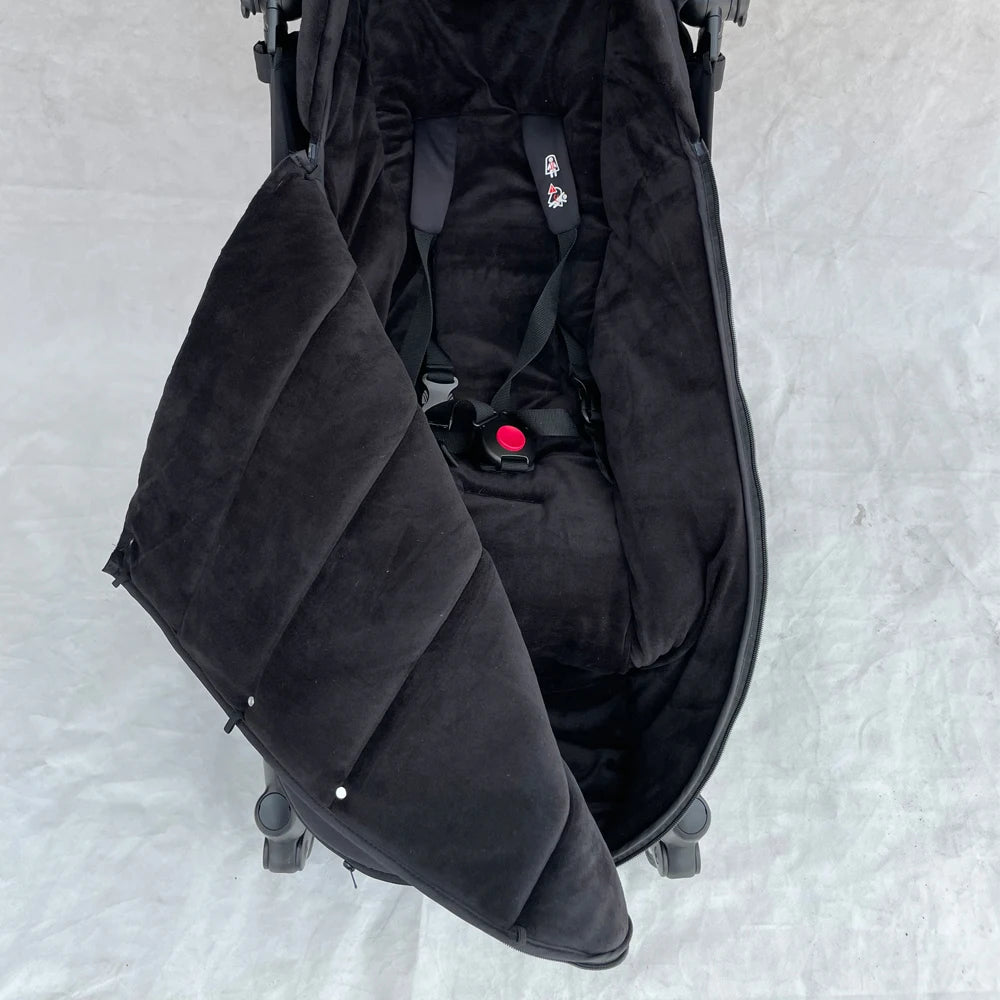 Interieur entierement double de velours avec ouverture zippee laterale facilitant l'installation de bebe.