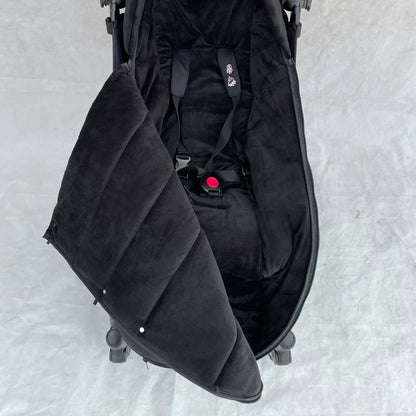 Interieur entierement double de velours avec ouverture zippee laterale facilitant l'installation de bebe.