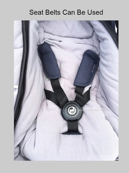Ouvertures prevues pour laisser passer le harnais de securite et attacher bebe sans retirer la chanceliere.