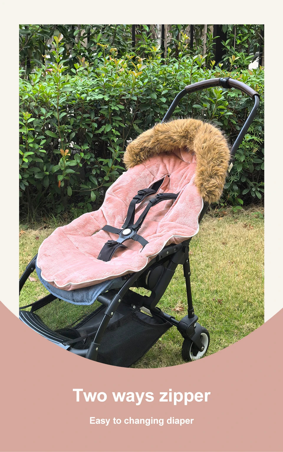 Chanceliere rose ouverte sur poussette laissant passer le harnais et facilitant le change grace au double zip.