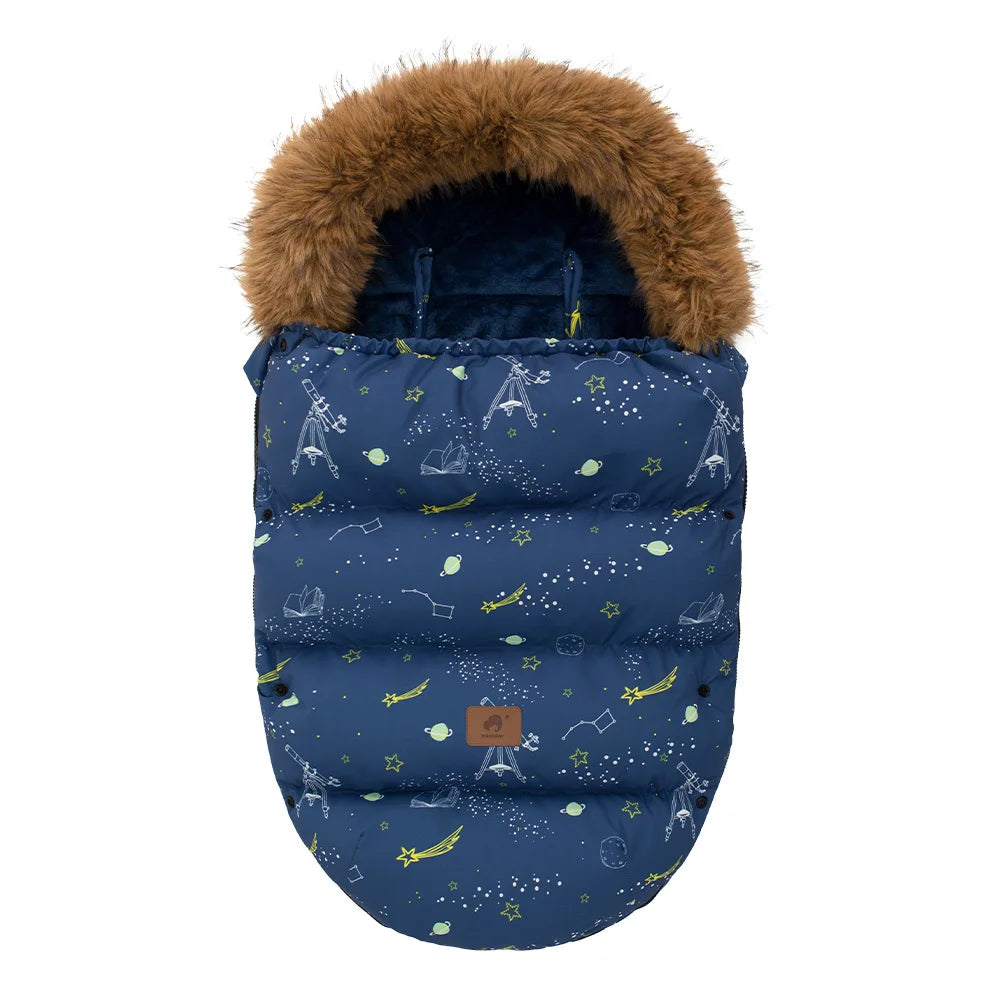 Chanceliere bleu marine motif galaxie presentee de face avec sa grosse capuche en fausse fourrure pour affronter le froid.