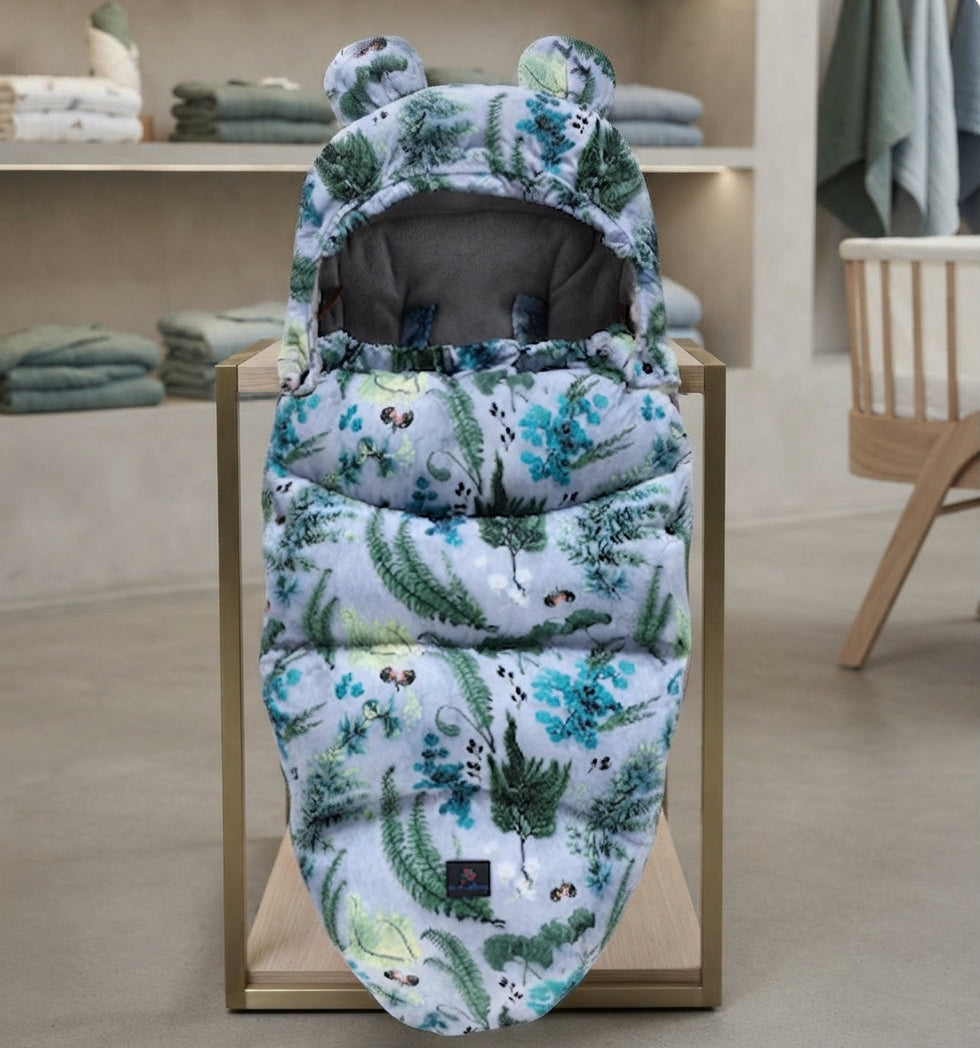 Chancelière pour poussette universelle coloris fleurs sauvages présentée sur support