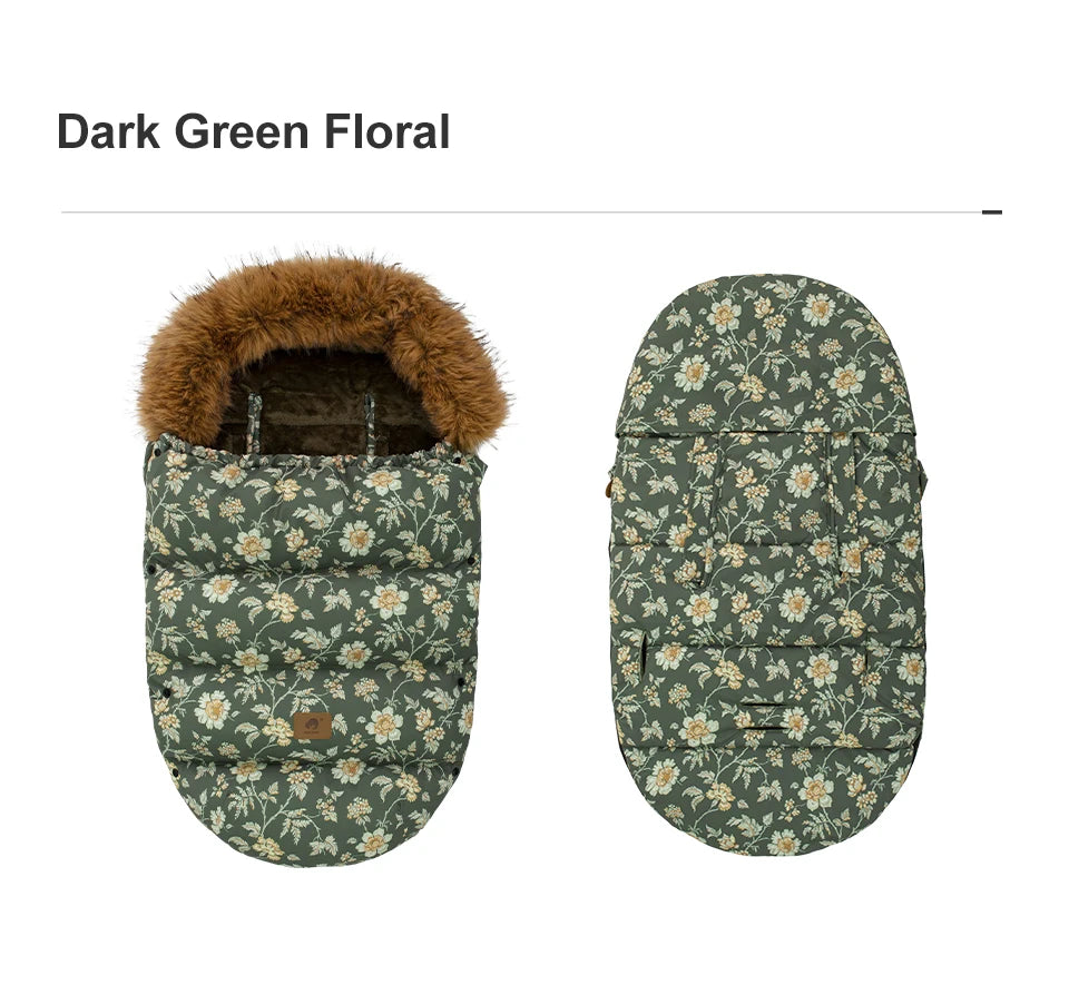 Chanceliere coloris vert floral vue recto verso, avec ses fentes pour harnais et sa capuche fourrure chaleureuse.
