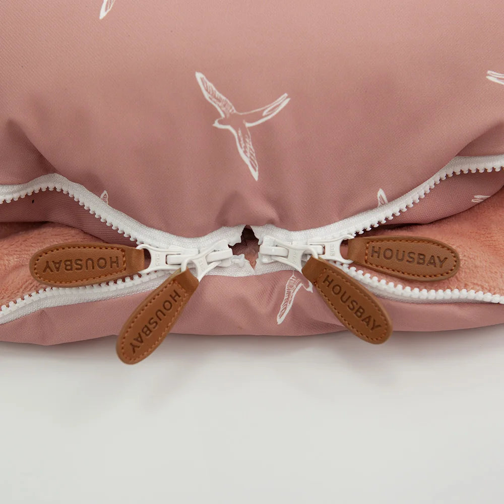 Detail du systeme de fermeture double curseur qui permet d'ouvrir la chanceliere par le bas pour changer bebe facilement.