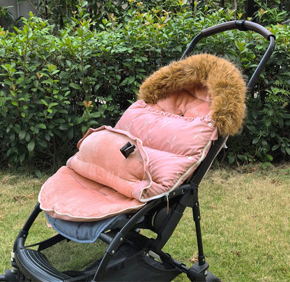 Chanceliere rose entrouverte sur poussette revelant sa doublure polaire epaisse pour un cocon chaud et confortable.