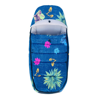 Chanceliere poussette universelle au motif floral bleu vif, ideale pour habiller la poussette avec une touche coloree tout en gardant bebe au chaud.