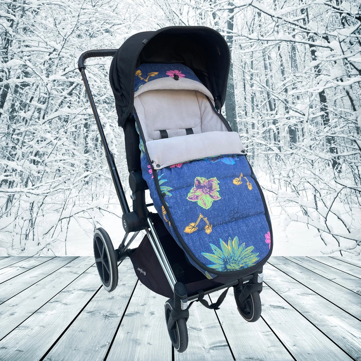 Chanceliere florale installee sur une poussette lors d'une promenade hivernale sous la neige, gardant bebe protege pendant les sorties par temps froid.