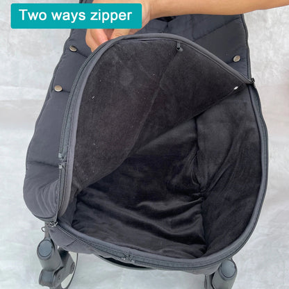 Double fermeture eclair de la chanceliere facilitant l'ouverture complete pour installer ou sortir bebe rapidement sans effort.