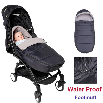 Chancelière noire fixee sur une poussette compacte avec bebe a l'interieur, mettant en avant sa capuche chaude et sa protection impermeable.
