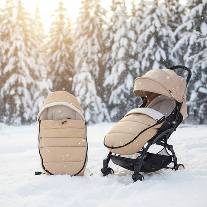 Chancelière kaki impermeable presentee seule et installee sur une poussette, montrant son ajustement soigne avec l'assise et la capote.