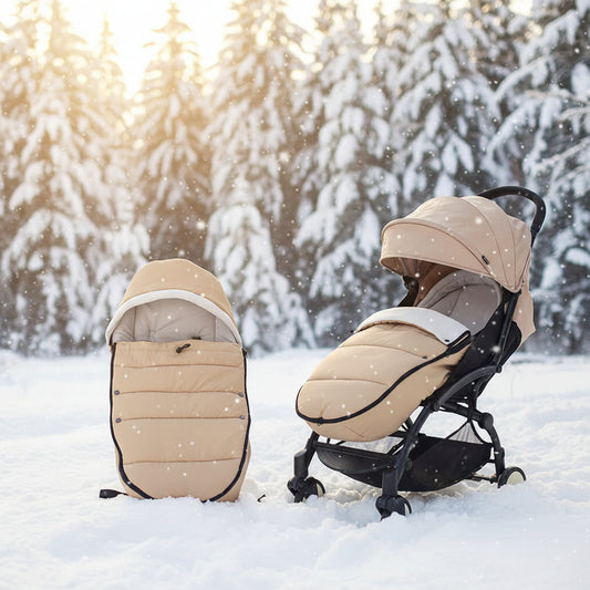 Chancelière kaki impermeable presentee seule et installee sur une poussette, montrant son ajustement soigne avec l'assise et la capote.