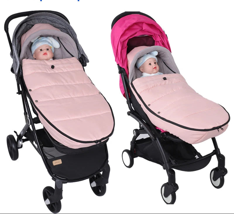 Bebe bien installe et protege du froid dans la chancelière rose montee sur deux poussettes differentes, illustrant sa compatibilite universelle.