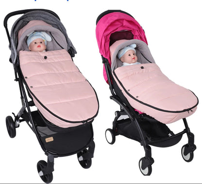 Bebe bien installe et protege du froid dans la chancelière rose montee sur deux poussettes differentes, illustrant sa compatibilite universelle.