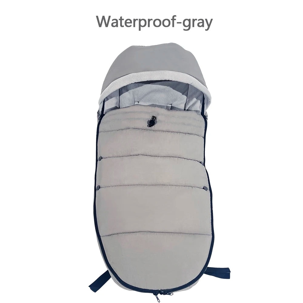 Chancelière grise impermeable vue de face avec sa capuche relevee et sa doublure moelleuse, ideale pour les sorties par temps frais.