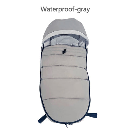 Chancelière grise impermeable vue de face avec sa capuche relevee et sa doublure moelleuse, ideale pour les sorties par temps frais.