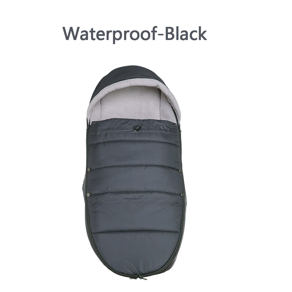 Chancelière noire matelassee avec doublure polaire claire, un choix sobre et chaud pour proteger bebe du vent et de l'humidite.