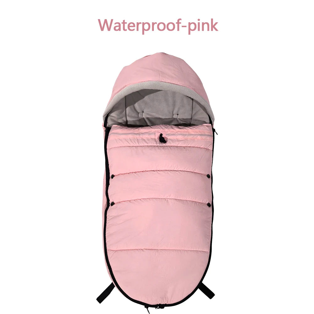 Chancelière rose avec capuche et sangles d'attache, alliant douceur du coloris et maintien securise pour les promenades quotidiennes.