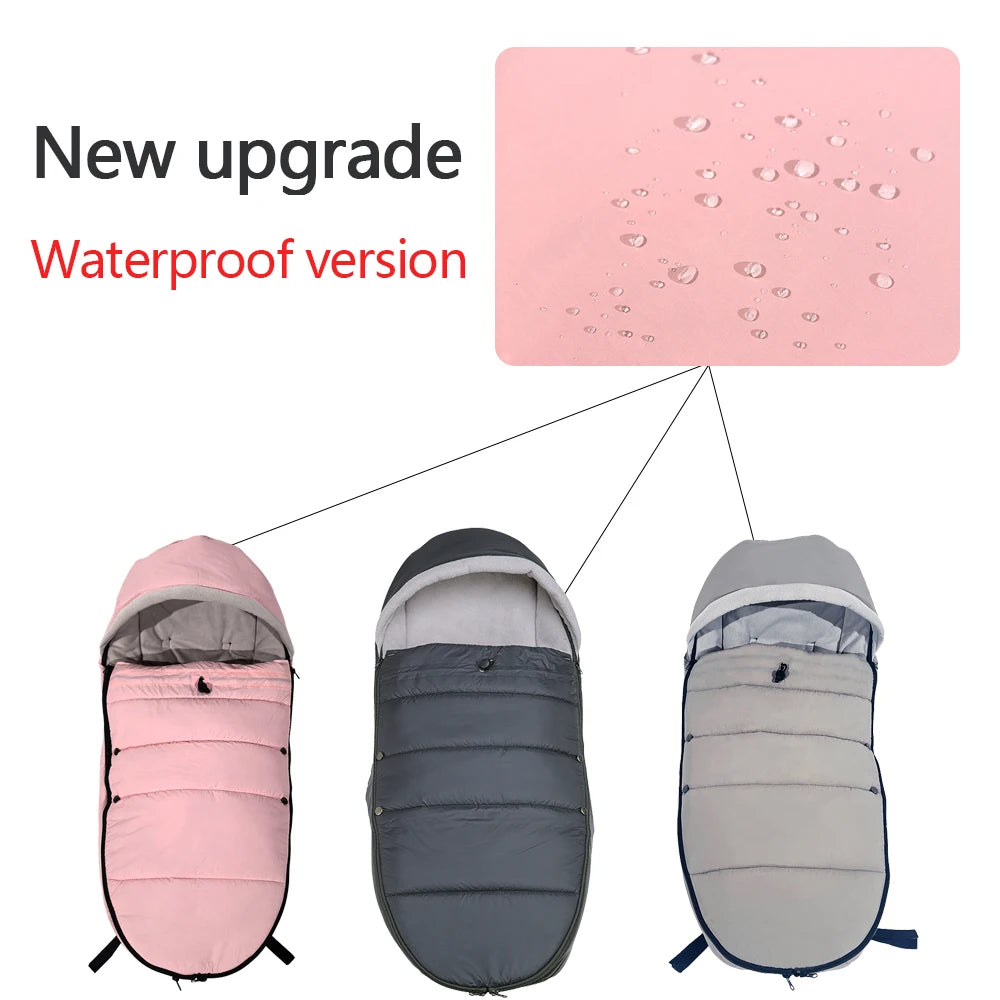 Chancelière universelle pour poussette disponible en rose, gris fonce et gris clair, avec sa nouvelle surface impermeable qui fait perler les gouttes de pluie.