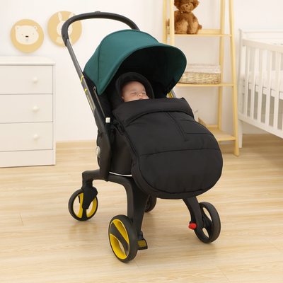 Bebe installe confortablement dans sa poussette avec la chanceliere universelle qui le protege du froid lors des sorties hivernales.
